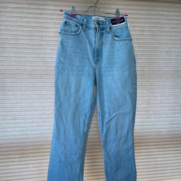 Abercrombie Curve Love Ultra High Rise 90s Straight Jean Light Wash - size 25s - Picture 6 of 7